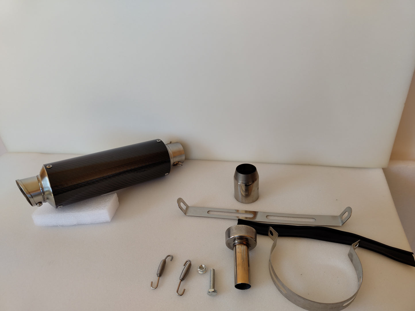 universal 350mm motorcycle exhaust muffler made of stainless steel and carbon fiber. Leovince Gp style