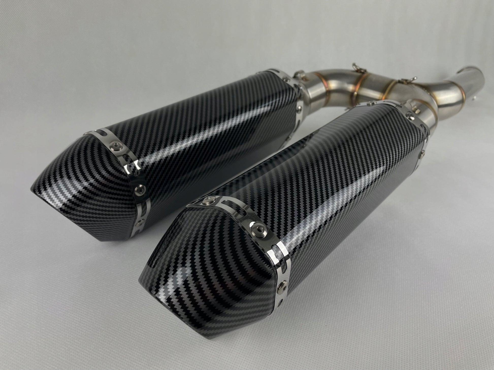 Yamaha FZ6 S1/S2, FZ6N, FZ6S, FZ6 Fazer 2004-2010 Akrapovič stiliaus duslintuvai su karbono imitacija. Sodrus garsas, agresyvus dizainas motociklui
